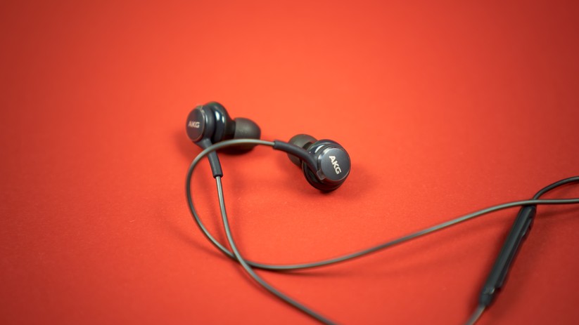 Kopfhörer von AKG im Lieferumfang des Galaxy S9 Plus.