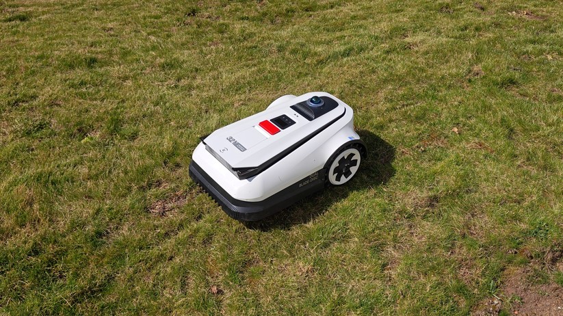  Dank eines Dual-Lidar-Navigationssystems kommt Ecovacs’ Spitzenmodell ohne Satellitennavigation und Begrenzungsdraht aus. 