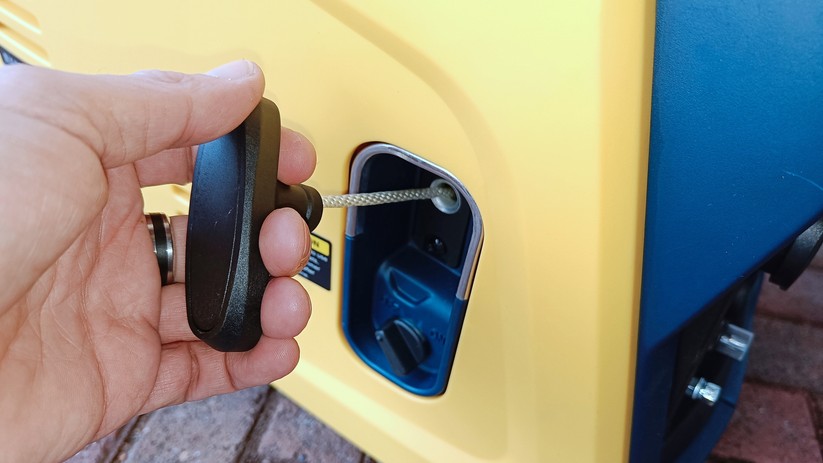 Das Gehäuse ist beim Seilzug durch Metall verstärkt. So kann das Seil nicht in den Kunststoff schneiden.