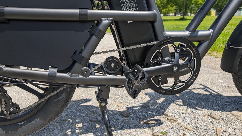 Die Umlenkrolle sorgt dafür, dass die Kette des überlangen Fiido T2 nicht schleift.