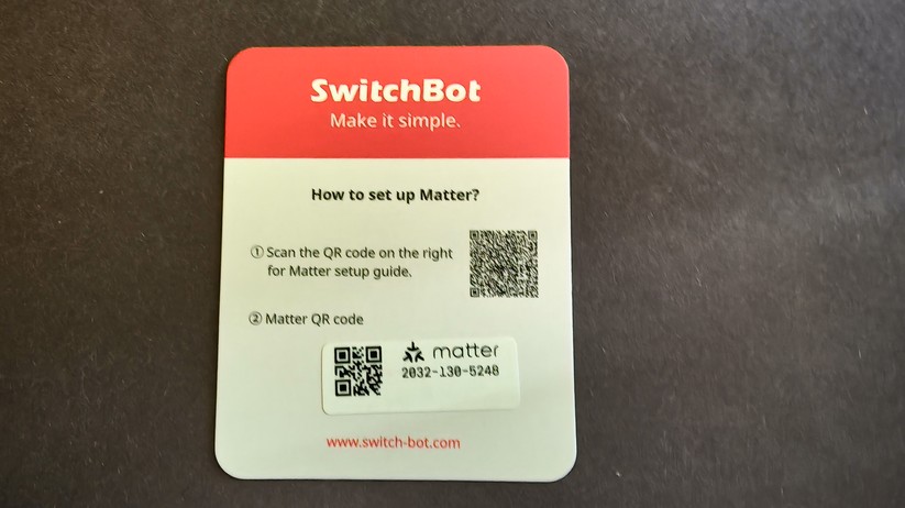 Anwender können mit dem Hub 3 Switchbot-Geräte über einen Touch-Bildschirm und einen Drehregler steuern. Der Hub integriert auch viele Infrarot-Fernbedienungen, sodass alte Geräte smart werden. Als Matter-Bridge kann er viele Geräte auch an andere Plattformen wie Apple Home und Home Assistant weiterreichen.