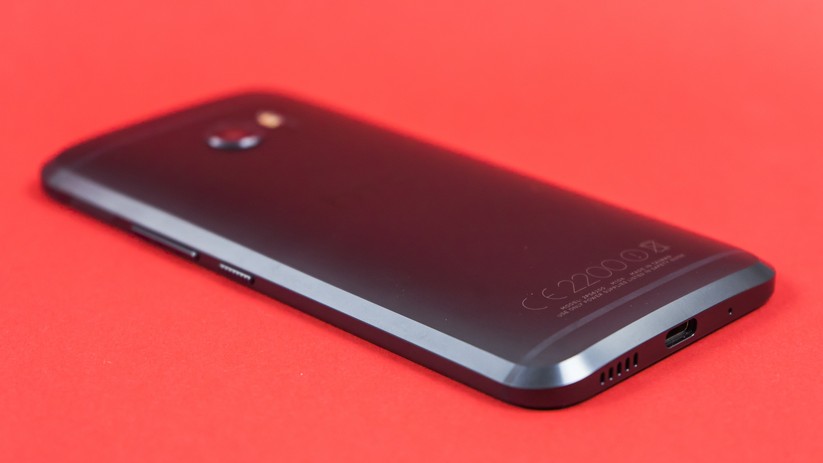 Die Tasten des Smartphones sitzen auf der rechten Seite und sind für Zeigefinger als auch Daumen gut erreichbar.