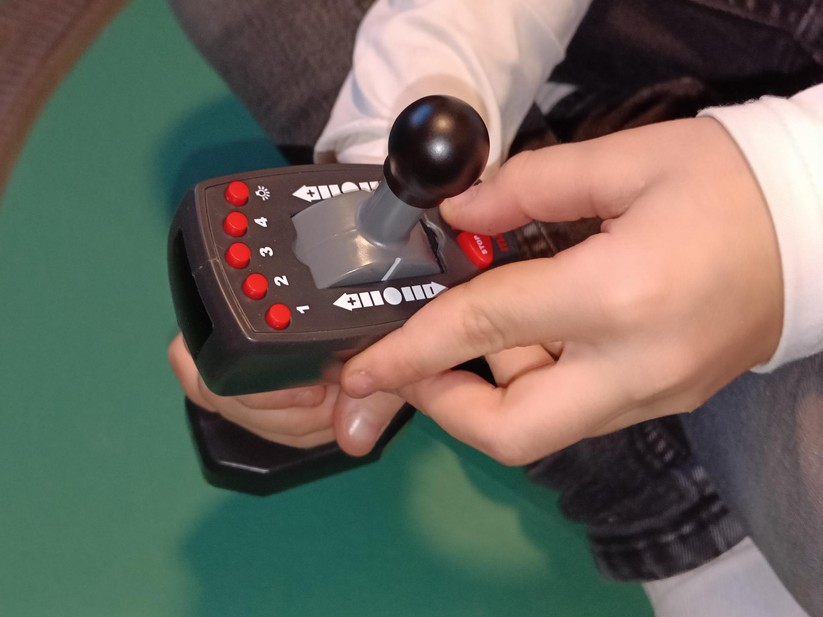 Die Steuerung der Märklin-Bahnen für kleine Kinder erfolgt über eine Handsteuerung, ...