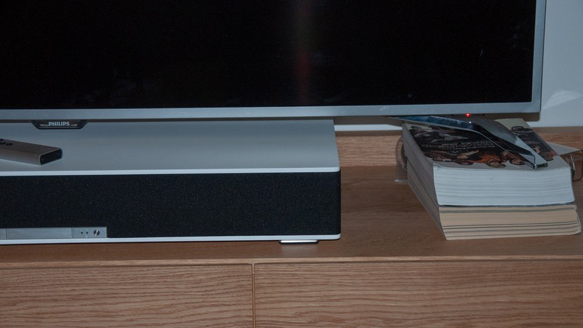 Das Sounddeck soll eigentlich unter dem TV stehen. Sind dessen Standbeine zu breit, muss man sich behelfen, hier mit zwei Comicbänen (The Walking Dead, Batman: Knightfall) auf jeder Seite. 