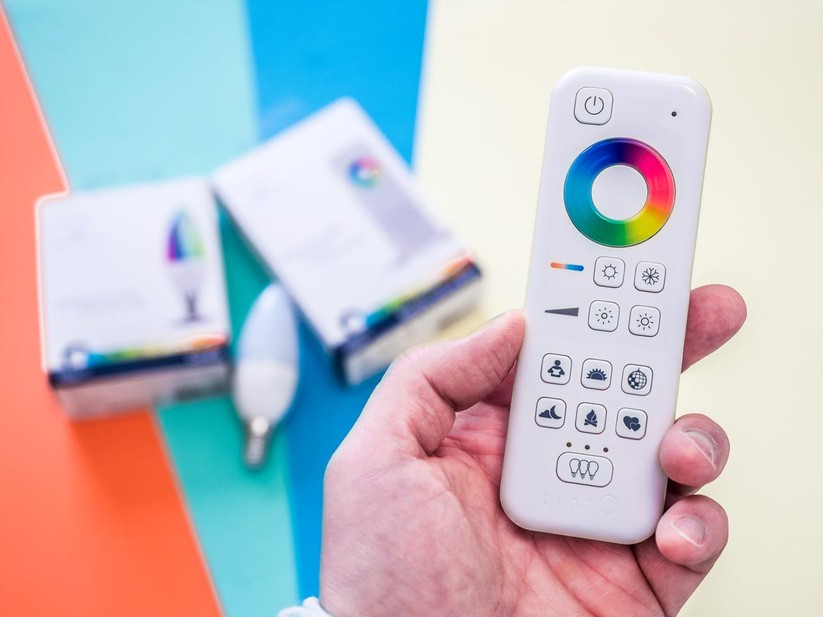 Wer will, steuert die Leuchtmittel von Tint genau wie die von Paulmann bloß mit einer ZigBee-Fernbedienung. Gateway und App einzurichten, ist nicht zwingend nötig. Das ist prima für Einsteiger.