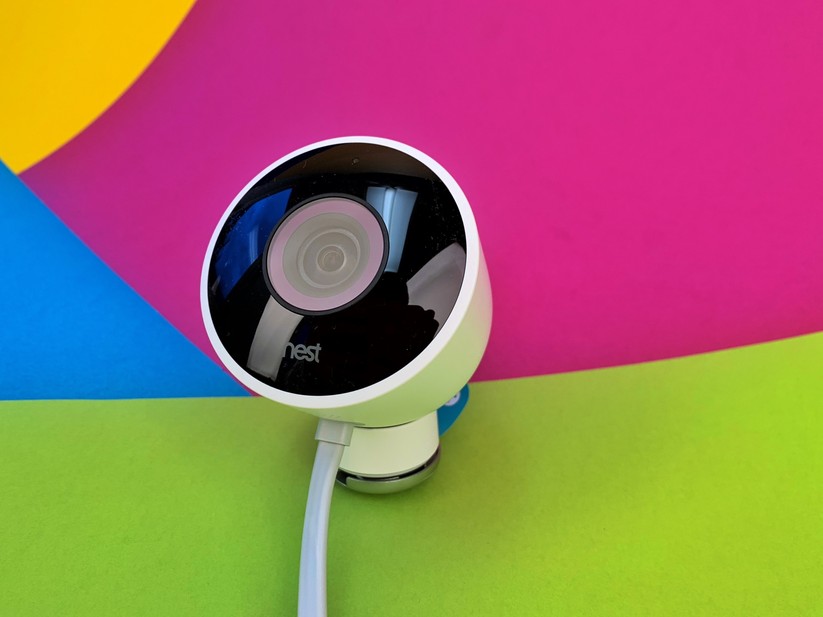 Die Nest Cam Outdoor ist minimalistisch gehalten