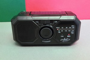 Infactory Notradio im Test: Winziges Koffer-Radio mit Dynamo und Solar