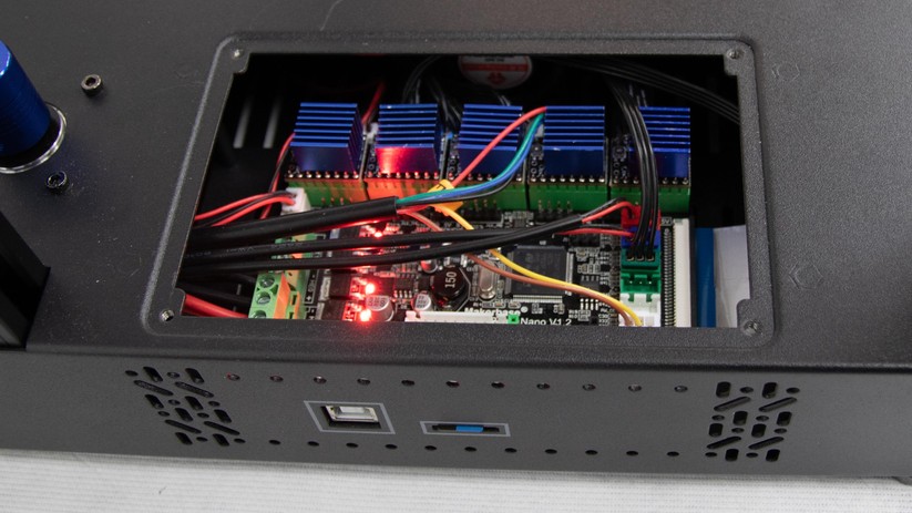 Praktisch, diese Wartungsklappe. Sie befindet sich auf der Oberseite des Gehäuses über dem Mainboard des Sapphire.