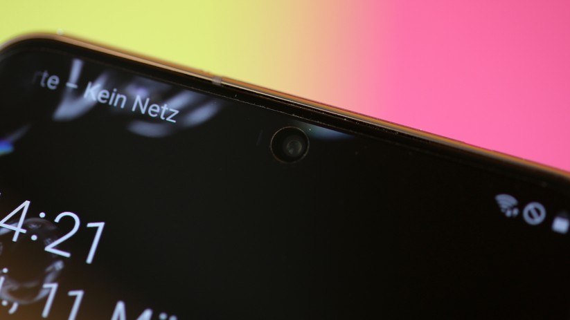 Kaum sichtbare Frontkamera in der Punchhole-Notch