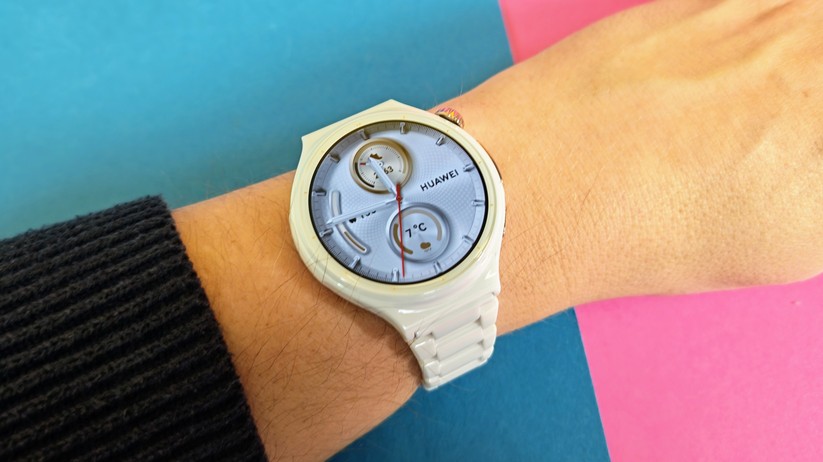 Huawei Watch 6 Pro 43 mm am Handgelenk eines Herren