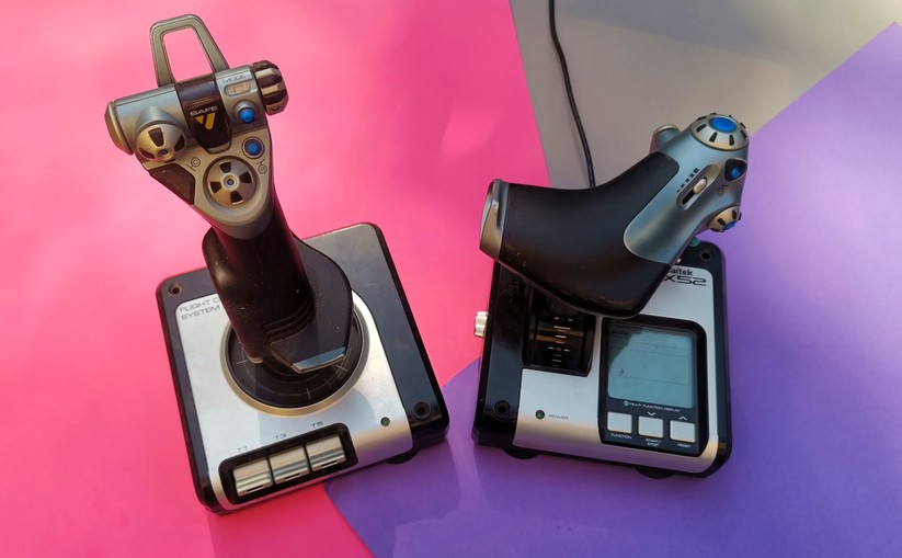 Bei einem HOTAS nutzt man den Joystick für die Steuerung und hat die zweite Hand am Schubregler. 
