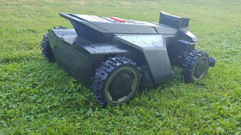 Segway Navimow X420: Großer und schwerer Allrad-Mähroboter mit RTK- und Kamera-Navigation für Rasenflächen bis 2000 m², 42 cm Schnittbreite, lenkbare Vorderräder, aber ohne Kantenschnittoptimierung.