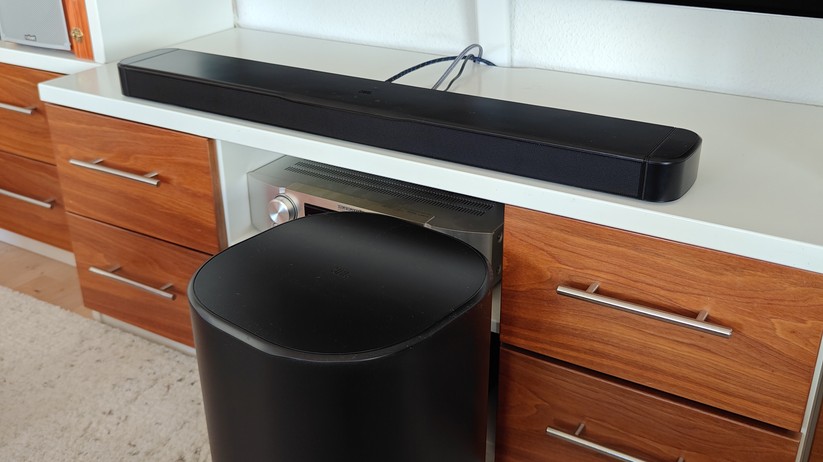 JBL Bar 800MK2: Soundbar mit riesigem Subwoofer und abnehmbaren Akku-Rear-Speakern