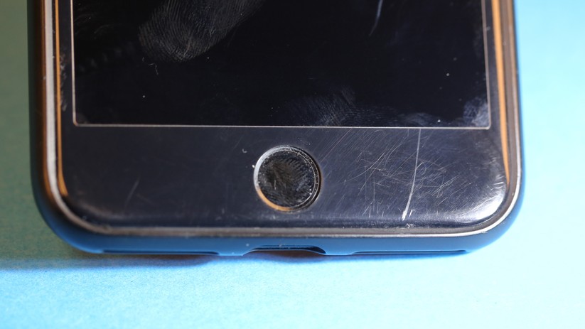 Der flexible Rand sieht billig aus und zerkratzt sehr schnell.