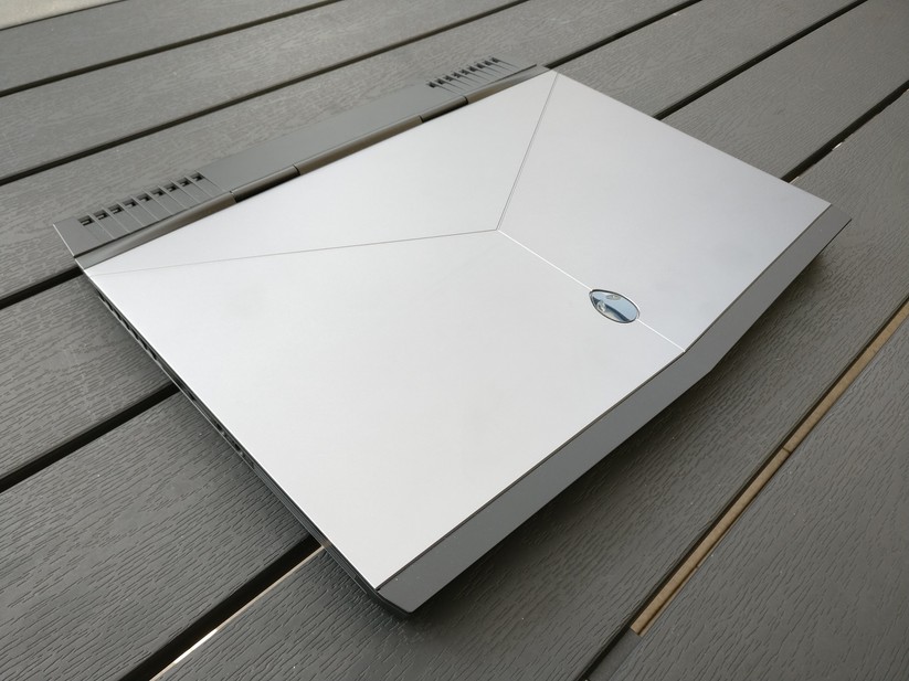 Optik und Haptik des Alienware 13 gefallen uns – die Verarbeitung ist hervorragend.