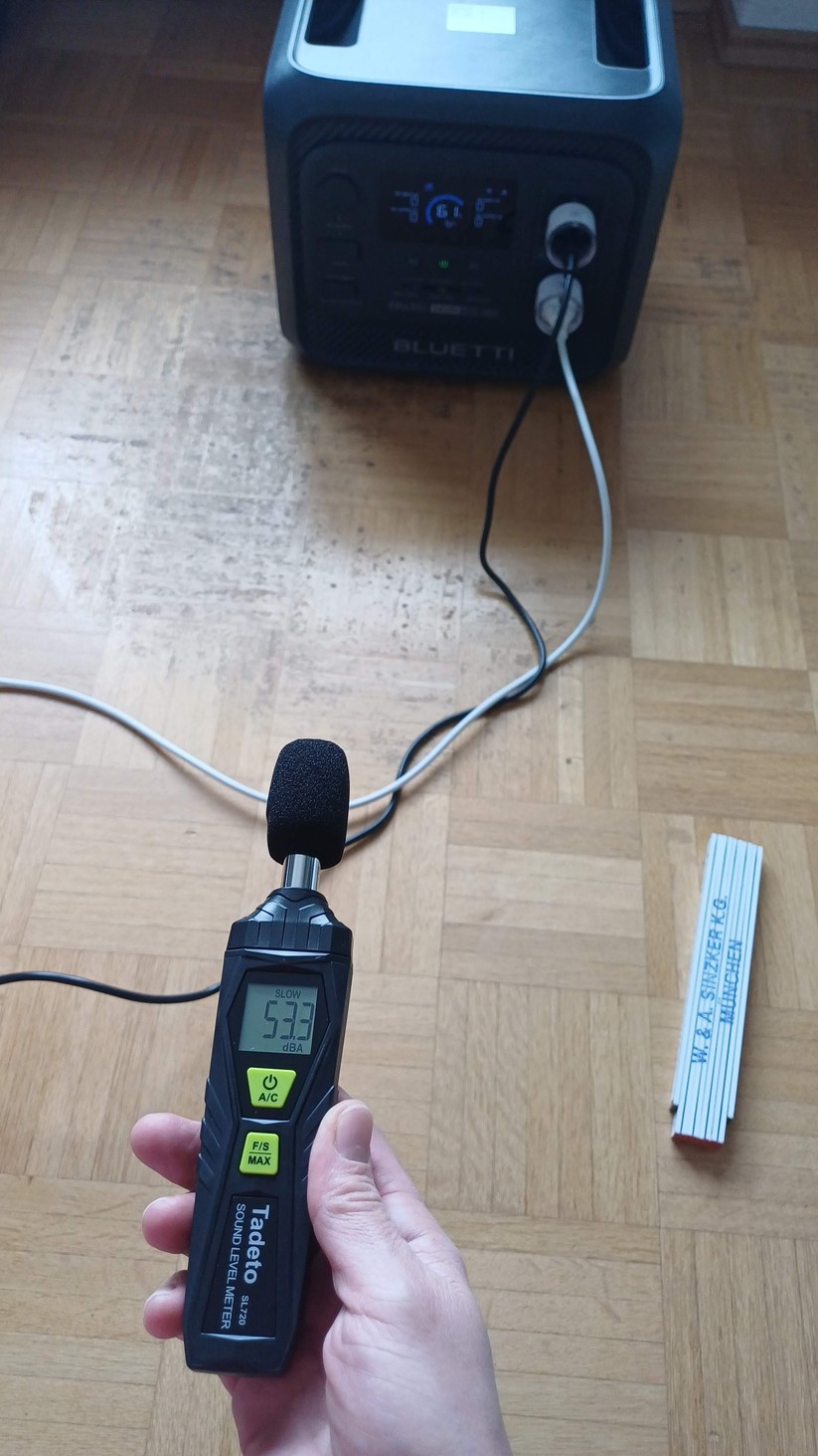 Bluetti Elite 300: Beim Turbo-Laden und hoher AC-Last kann es laut werden.