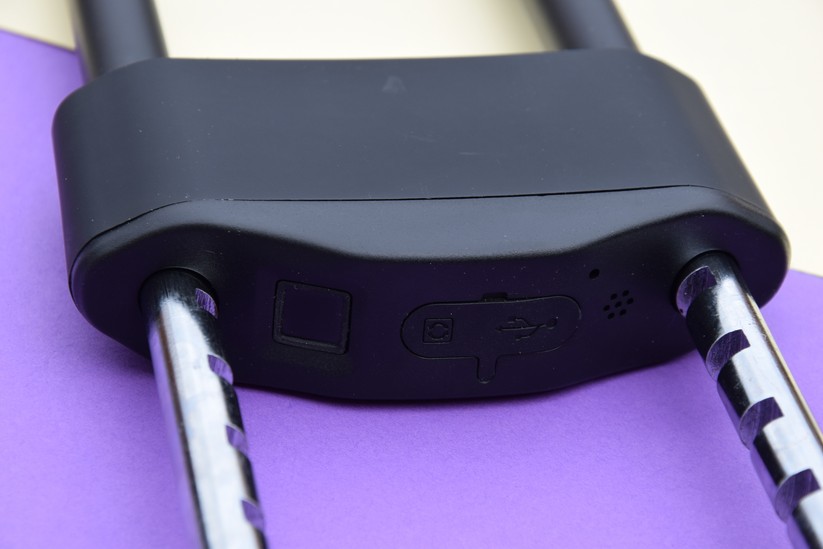 Das Verschlussteil kann entweder per Fingerabdrucksensor, per App oder mit einem Schlüssel geöffnet werden.