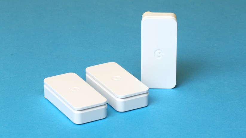 Drei der Tür- und Fenstermelder sind im Starter-Kit dabei. Sie werden mit doppelseitigem Klebeband montiert.