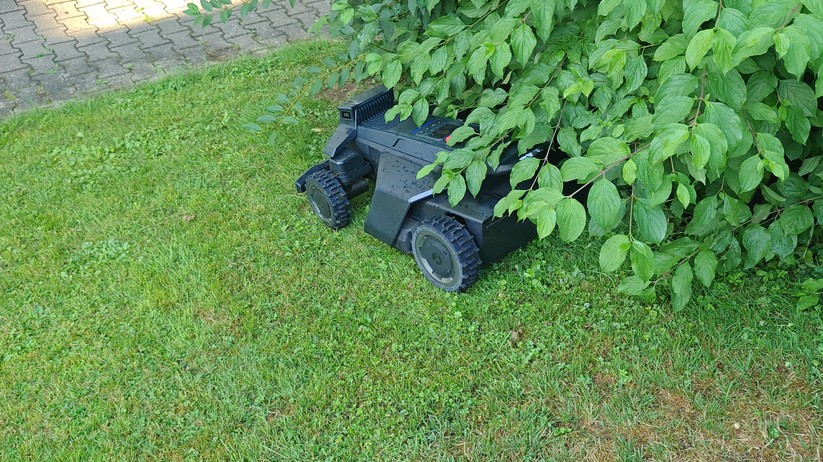 Segway Navimow X420: Großer und schwerer Allrad-Mähroboter mit RTK- und Kamera-Navigation für Rasenflächen bis 2000 m², 42 cm Schnittbreite, lenkbare Vorderräder, aber ohne Kantenschnittoptimierung.