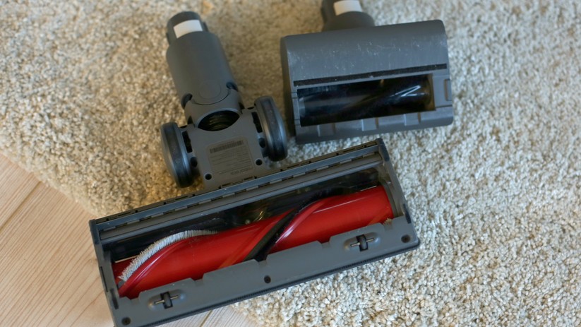 Die Motorbürste des H6 ist in diesem Vergleich klar die Beste - auf Hartböden und auch auf Teppich sowie gegen Tierhaare. Die zweite Motorbürste ist für Polster gedacht, ähnlich gut und kleiner und handlicher.