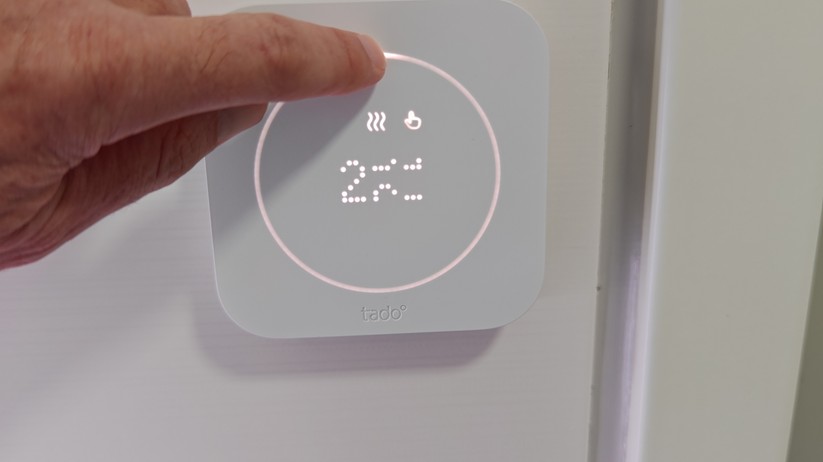 Die Steuerung über den Touch-Ring ist intuitiv und gelingt deutlich einfacher als bei Tastenlösungen – einfach mit dem Finger entlang des Kreises fahren, um die Temperatur anzupassen.