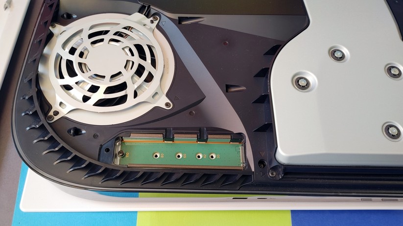 Die Bohrungen dürften alle gängigen NVMe-Speicher aufnehmen. 