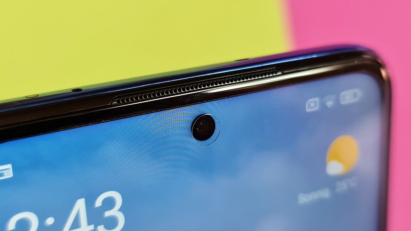 Moderne Punchhole-Notch, Schutzfolie ab Werk
