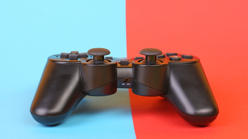 Der Power-Schalter sitzt auf der Vorderseite des Gamepads.