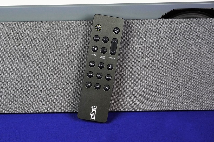 Nubert Nuboxx AS-425 max: Die Fernbedienung punktet durch ein hochwertiges Gehäuse und Tasten mit sauberem Druckpunkt.