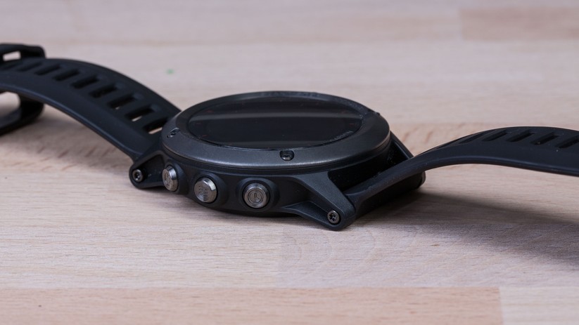 Für zarte (Damen-)Handgelenke dürfte die Garmin Fenix 3 leider etwas zu groß sein.