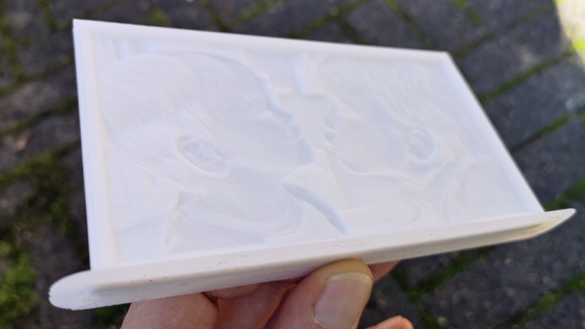 Das Lithophane sieht ohne Hintergrundbeleuchtung eher seltsam aus.