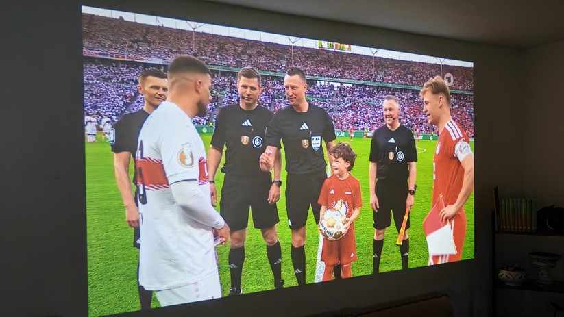  Fußballspiel an die Wand projiziert