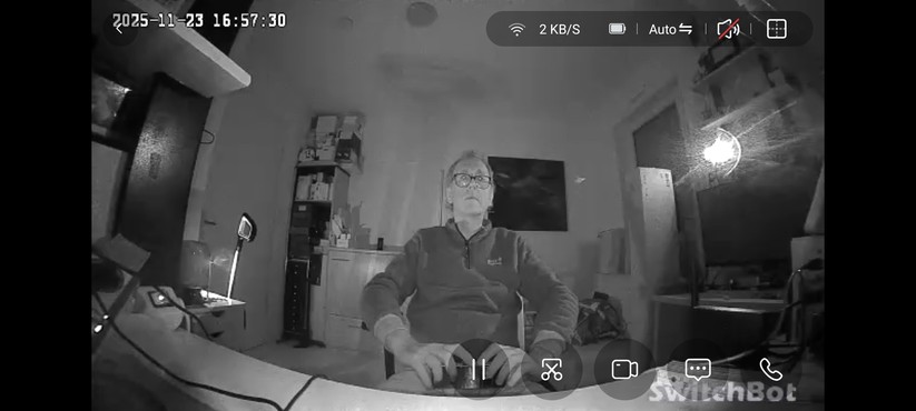 Die Videoaufnahmen könnten besser sein. In heller Umgebung ist die Bildqualität noch halbwegs o.k., bei Dunkelheit wird das Bild schnell grobkörnig und Bewegungen werden nur verzögert dargestellt.