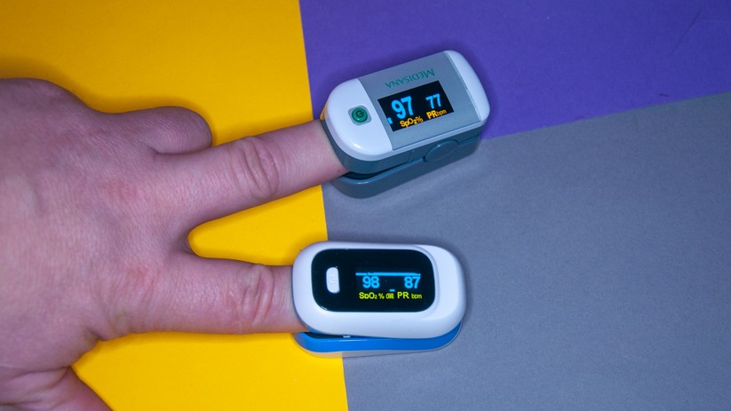 Pulsoximeter in Aktion: Beide Geräte messen erfreulich schnell. Der massive Unterschied bei der Pulsmessung in diesem Bild liegt an den unterschiedlichen Fingern und weil die Geräte für das Foto auf dem Grund liegen. Bei normalen Messungen am gleichen Finger sind die Unterschiede minimal.  