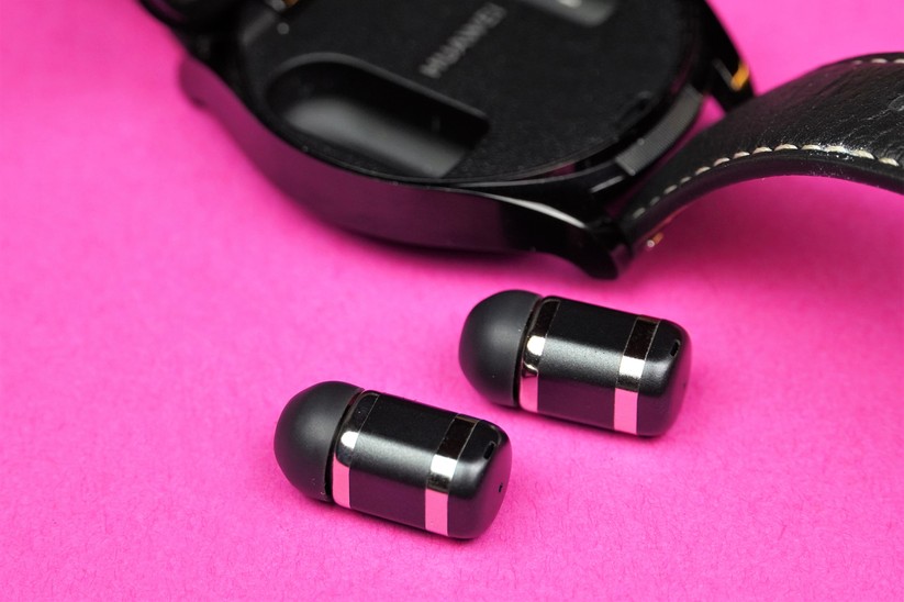 Huawei Watch Buds: Jeder der beiden Kopfhörer bringt gerade mal 4 Gramm auf die Waage.