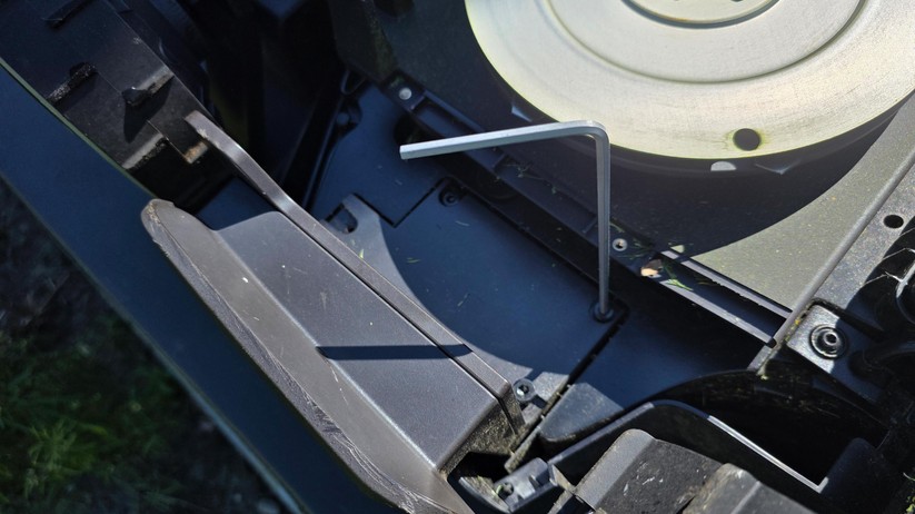 Das separat erhältliche PreciEdge-Modul ist nicht serienmäßig im Lieferumfang enthalten. Der Hersteller verspricht damit randnäheres Mähen bis auf 3 cm. Ohne dieses Modul bleibt bauartbedingt mindestens ein Rand von 10 cm ungemäht.