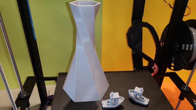 Die Vase ist nur etwa 28 cm hoch. Es ginge noch deutlich größer.