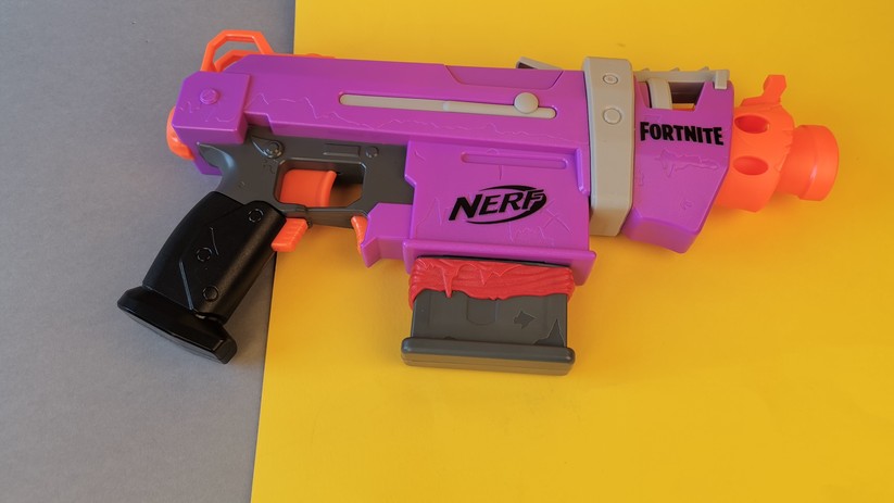 Das Nerf SMG-E mit 6-Dart-Magazin