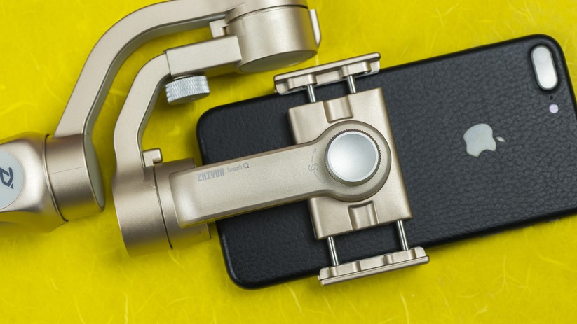 Der goldene Smooth Q mit einem iPhone 7s Plus.