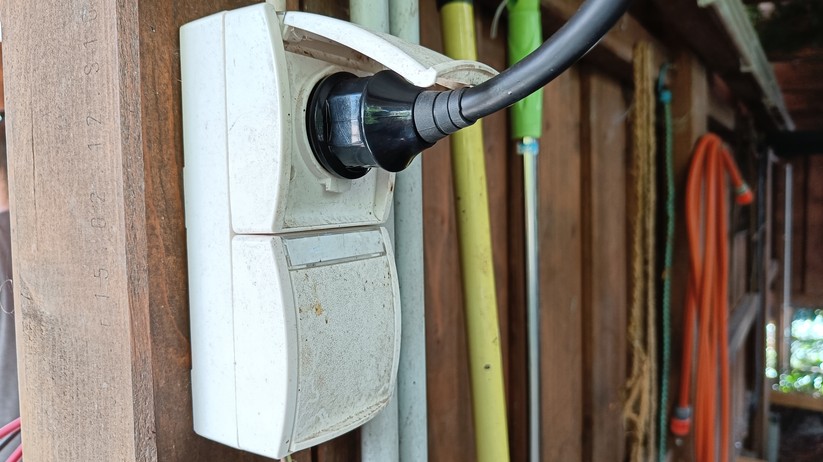 Ein Schuko-Stecker verbindet die Anlage mit dem Hausnetz.