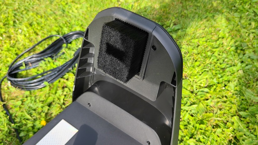 Mova Lidax Ultra 1000 AWD: Lidar-Mähroboter mit 40 cm Schnittbreite und 243 Wh-Akku. Das schwimmende Mähdeck wird beim Randmähen seitlich ausgefahren, sodass im optimalen Fall nur ein Rand von unter 5 cm ungemäht bleibt. Etwas Nacharbeit mit einem Rasentrimmer ist also an Rändern nötig.