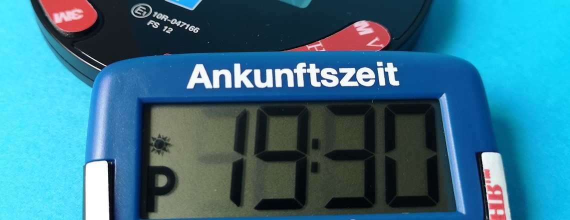 Sie sind klein, günstig und praktisch: elektronische Parkscheiben.