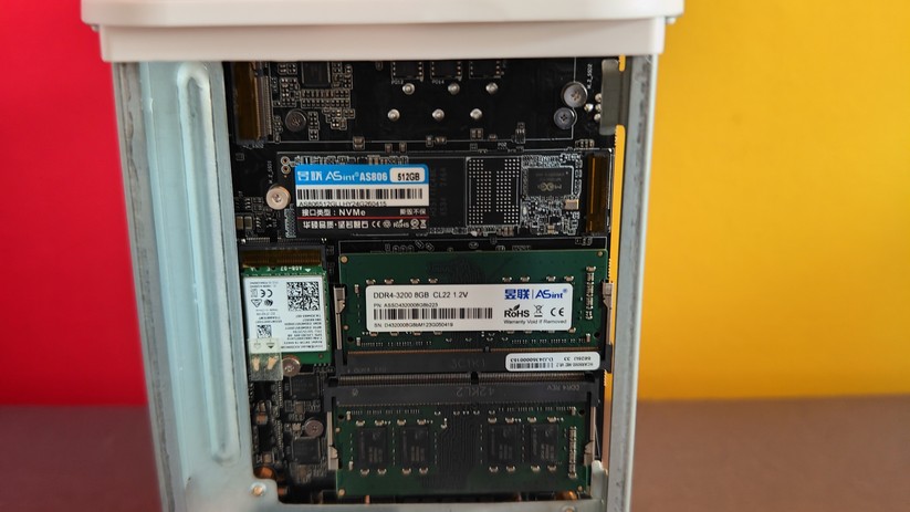 Aoostar R7: Das Testmodell ist mit 16 GB DDR4-RAM und einer 512 GB großen SSD ausgestattet. Zusätzlich steht ein weiterer M.2-NVMe-Slot parat.