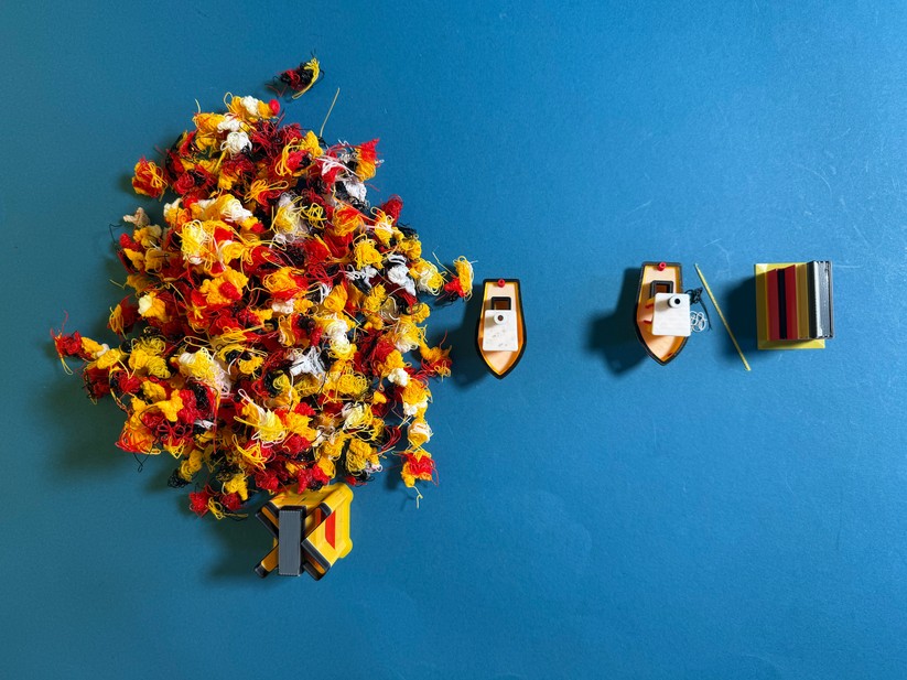 Der Bambu Lab P1S hat für das vierfarbige Benchy (links) über 300 Gramm Filament verbraucht, das meiste davon endet als Spül-Abfall im Müll. Der Snapmaker produziert im Vergleich dazu kaum Müll beim mehrfarbigen Drucken. 