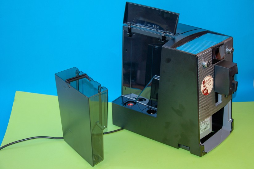 Der seitlich abnehmbare Wassertank lässt sich mit einem Wasserfilter aufrüsten. 