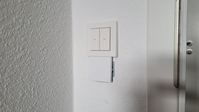 Smarte Wandschalter wie der Eve Shutter Switch ersetzen den bisherigen Schalter, passen aber nicht immer in den Rahmen des verwendeten Schalterprogramms.
