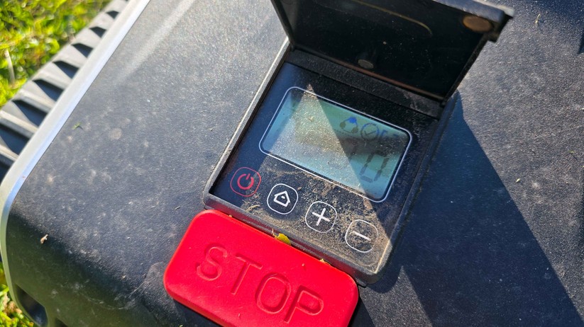 Lymow One Plus: Mähroboter mit Raupenantrieb, RTK- und kameragestützte Navigation sowie ungewöhnlich große Rotationsmesser.