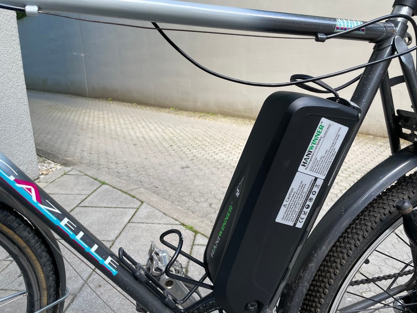 Der Haniwinner-Akku passt optimal in den Rahmen unseres Testrads.