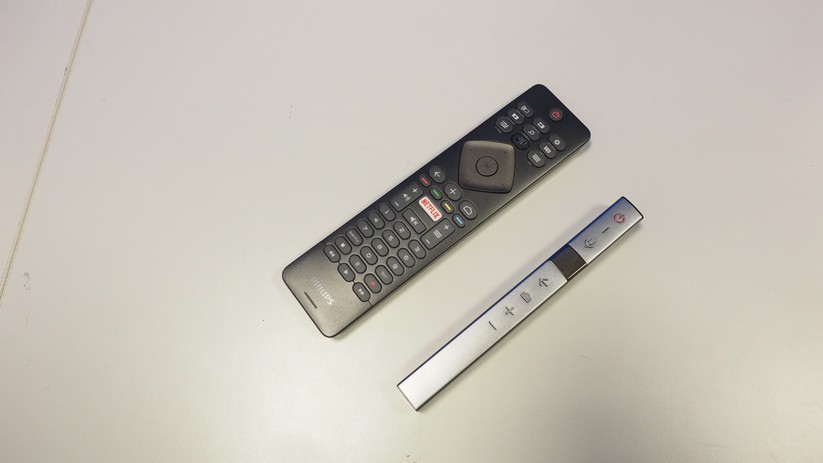 Die beiden Fernbedienungen des Philips 55OLED803: Über die kleine Stab-Fernbedienung ist auch die Sprachsteuerung möglich.