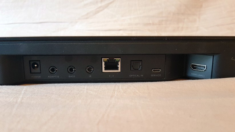Die Bose Soundbar 500 hat alle relevanten Anschlüsse. Über den Adaptiq-Steckplatz wird das mitgelieferte Einmessmikrofon angeschlossen. 